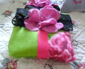 Collection shabby numéro 1, petit sac de lavande avec fleur de tissu