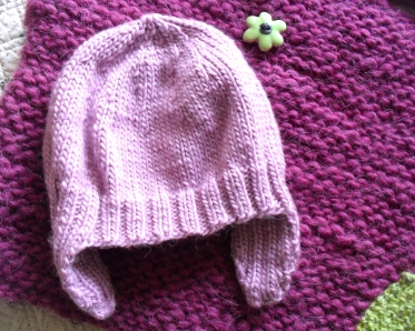 Framboise péruvienne, un ensemble poncho, bonnet et snood pour bébé. Tout en rose et framboise. Ici, le bonnet.