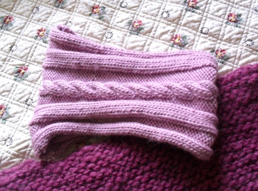 Framboise péruvienne, un ensemble poncho, bonnet et snood pour bébé. Tout en rose et framboise. Ici, le snood.