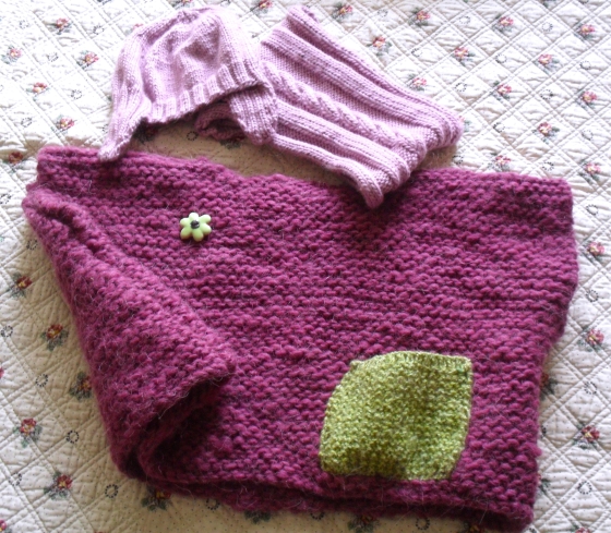 Framboise péruvienne, un ensemble poncho, bonnet et snood pour bébé. Tout en rose et framboise.